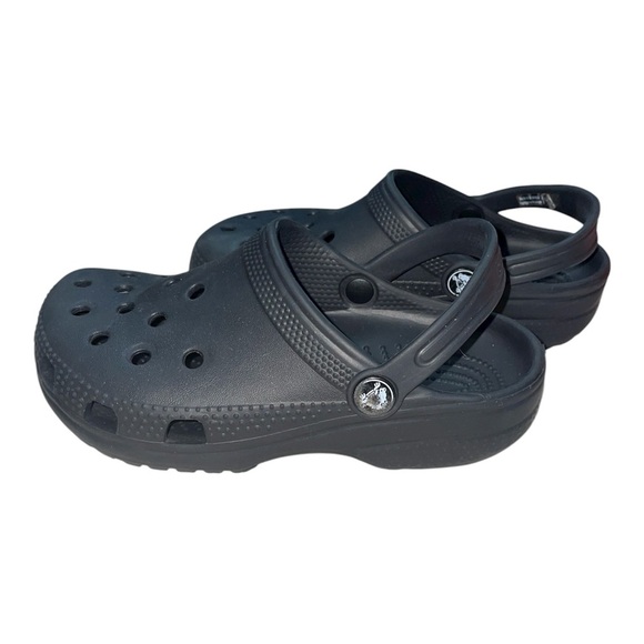 Kid’s Crocs w/ Jibetz - Picture 4 of 9